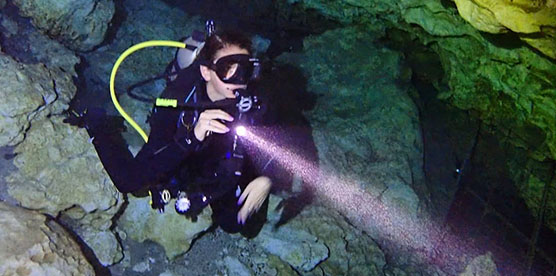 D550潛水手電筒(tǒng),專業潛(qián)水手電筒,實拍潛水(shuǐ)燈 D550潛水手電筒,專業潛水手電筒,實拍潛水燈