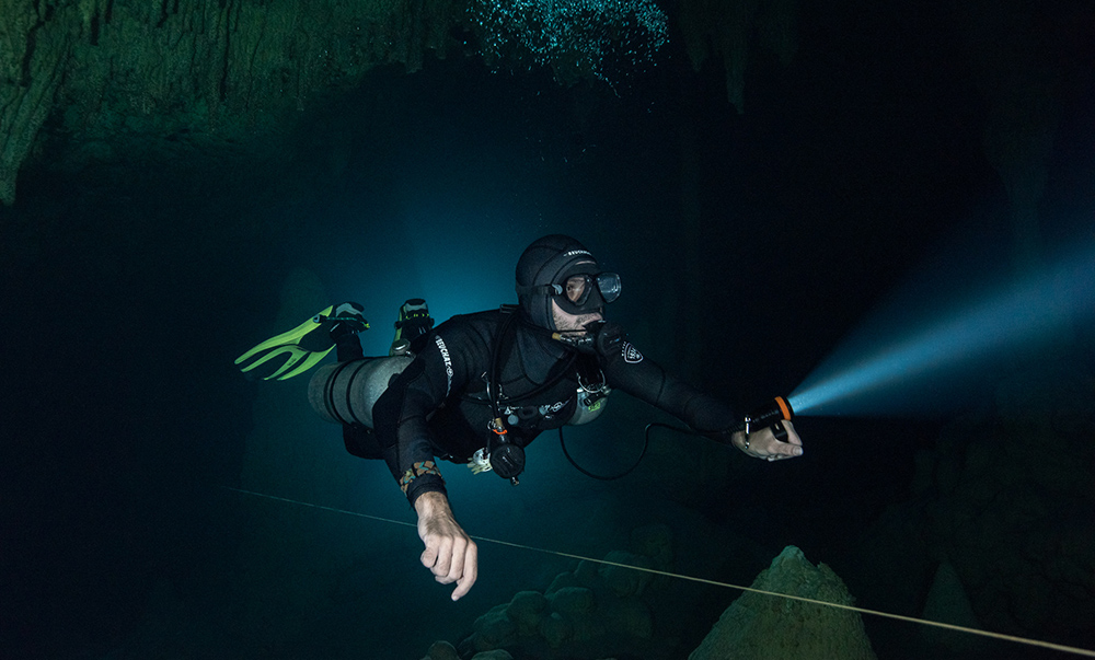潛(qián)水手電筒防水性能,強光潛水手電筒(tǒng) 潛水手電(diàn)筒防水(shuǐ)性能,強光潛水(shuǐ)手電筒