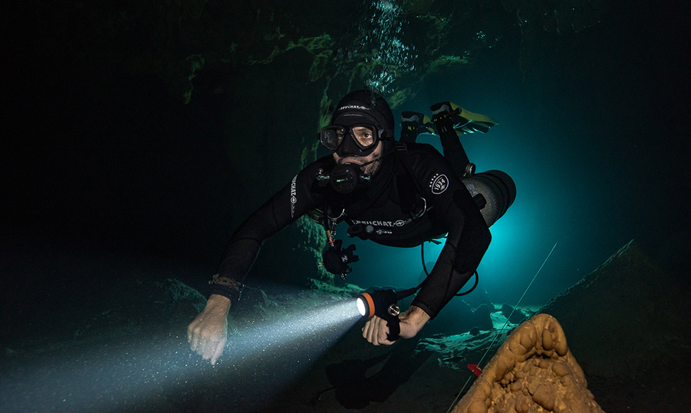 如何選購一支手(shǒu)電筒,潛水手(shǒu)電照明,水域救援手電筒,手持(chí)式照明,水下照明裝(zhuāng)備 如何選購一支手電筒,潛(qián)水手(shǒu)電照(zhào)明,水域救援(yuán)手電筒,手持式照(zhào)明(míng),水下照明裝備