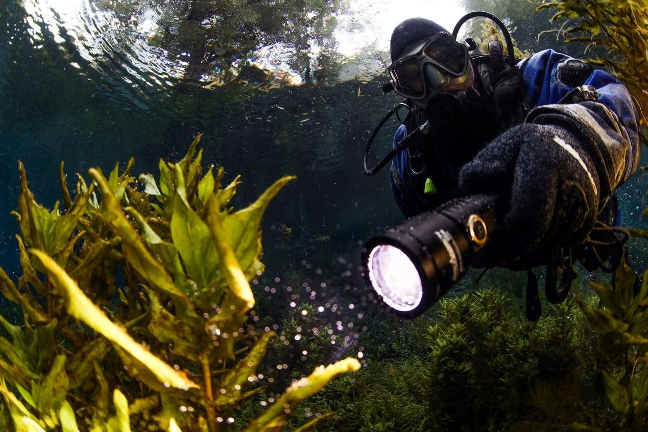 如何選擇高質量(liàng)潛水手電筒 如何選擇高質量潛水手電(diàn)筒